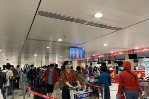 Cận tết, sân bay Tân Sơn Nhất đông nghịt khách