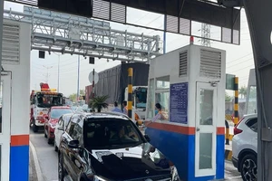 Cận cảnh ngày đầu thu phí BOT xa lộ Hà Nội