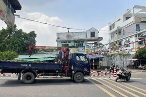 Xe tải mắc kẹt trên cầu An Phú Đông vì bất chấp biển cấm