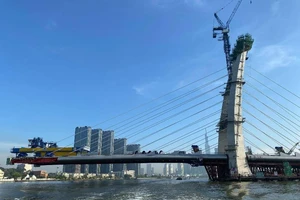 Cầu Thủ Thiêm 2: Lắp đặt đốt dầm thép trước ngày 30-4