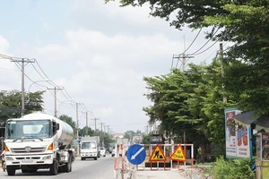 Sở GTVT yêu cầu các đơn vị đảm bảo an toàn giao thông trên đường Tỉnh lộ 8. Ảnh: THU TRINH.