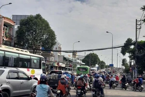 Đóng mở dải phân cách trên đường Phạm Hùng, quận 8