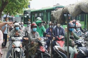 Hàng ngàn người ùn ứ ở các chốt kiểm soát Gò Vấp