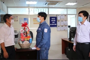 Điện lực TP.HCM hỗ trợ cán bộ, nhân viên để phòng chống COVID-19