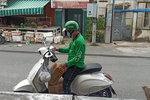 Nhiều shipper sợ bị phạt vì không rõ đơn hàng có phải hàng thiết yếu hay không 