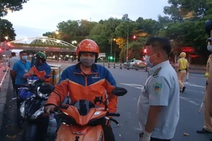 CEO AhaMove: 'Sẽ hỗ trợ shipper bị phạt'