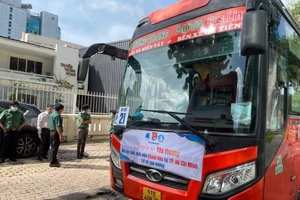  500 sinh viên Khánh Hòa về quê trên những chuyến xe màu cam