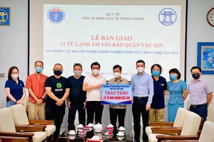 Gojek cùng một số doanh nghiệp tặng Bộ Y tế 23 tủ đông âm sâu bảo quản vaccine