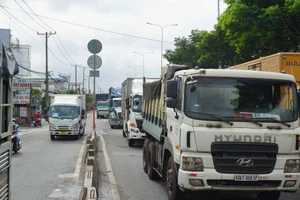 TP.HCM có ý kiến việc Bình Dương đặt giải phân cách chặn làn ô tô trên Quốc lộ 1