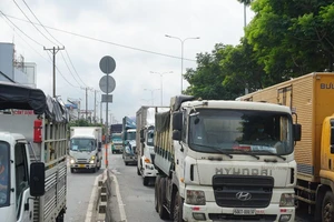 Ùn tắc giao thông ở khu vực cầu vượt Sóng Thần 