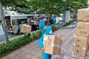 EVNHCMC trao tặng vật tư y tế cho y bác sĩ bệnh viện dã chiến số 12