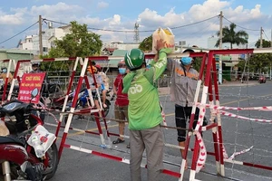 Người dân TP.HCM hối hả trong chiều ngày 22-8