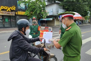 TP.HCM: Linh hoạt thông chốt cho người chưa kịp làm giấy đi đường mẫu mới