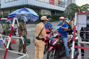 Gửi hồ sơ 5 ngày, 1 doanh nghiệp vẫn chưa xin được giấy đi đường