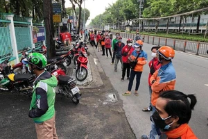 Shipper đi xét nghiệm: Nơi hồ hởi, nơi vắng tanh