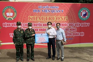 Trao tặng vật dụng y tế cho Bệnh viện dã chiến truyền nhiễm số 5G