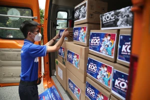 Quỹ Từ thiện Kim Oanh tặng thuốc hỗ trợ điều trị COVID-19 cho nhà báo