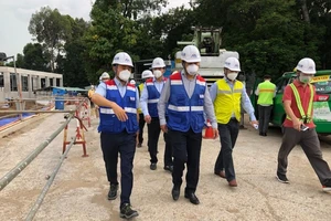 Thứ trưởng Bộ Xây dựng thị sát tuyến metro số 1
