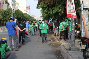 Shipper than phiền vì mất hơn 2 giờ vẫn chờ xét nghiệm