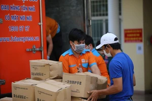 Tập đoàn Phương Trang trao tặng thiết bị y tế cho quận Bình Tân