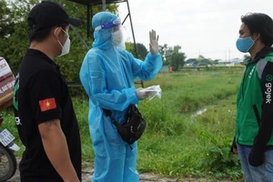 Từ mai, các hãng giao hàng phải tự lo chi phí xét nghiệm