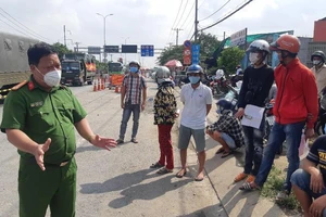 120 người bị kẹt ở Bình Chánh đã được tỉnh Long An đón về cách ly