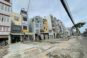 Cận cảnh những ngôi nhà dọc tuyến metro số 2