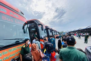 Bộ Tư lệnh TP.HCM đưa người dân 8 tỉnh về quê