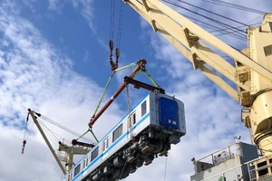 Gặp bão, 2 đoàn tàu metro chưa kịp về TP.HCM đúng hẹn 