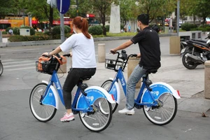 Bạn trẻ hào hứng trải nghiệm xe đạp công cộng ở TP.HCM