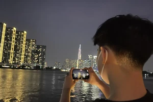 Người dân hào hứng khi được đi buýt sông về đêm