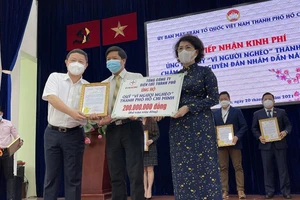 EVNHCMC đơn vị tiên phong ủng hộ quỹ vì người nghèo TP.HCM 