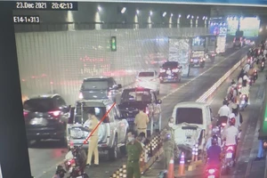 2 ô tô va chạm ở đường hầm sông Sài Gòn