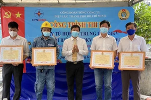 EVNHCMC gắn biển công trình sửa chữa lớn tại Trạm biến áp 110kV Trường Đua