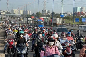 Hàng ngàn phương tiện ùn ứ khi qua cầu Rạch Chiếc