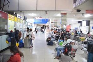 Không bị cách ly, người dân TP.HCM ùn ùn về quê ăn Tết