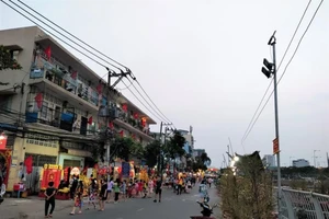 Người dân đi lại khu chợ hoa 'Trên bến dưới thuyền', quận 8 TP.HCM cần biết 