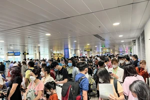 Hàng ngàn người xếp hàng về quê tại sân bay Tân Sơn Nhất
