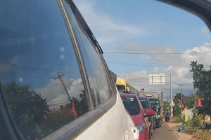 Người từ Đà Lạt về TP.HCM ào ào, tiếp tục xả trạm thu phí