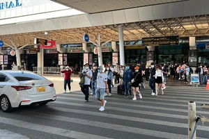 Xuống sân bay Tân Sơn Nhất, đón xe nào nhanh nhất?