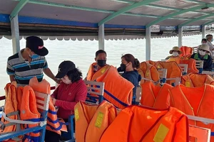 Kiểm tra phương tiện đường thủy, siết việc mặc áo phao