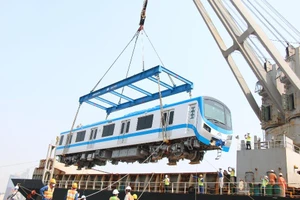 Thêm 2 đoàn tàu metro đã về tới TP.HCM