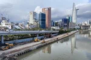 Cận cảnh đường song hành trên đại lộ Võ Văn Kiệt, quận 1