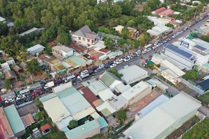 Ngày cuối nghỉ lễ người dân ùn ùn quay trở lại TP.HCM