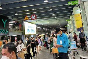 Không đặt được xe công nghệ, taxi...tại Tân Sơn Nhất: Đã có xe buýt