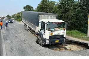 Xe tải bất ngờ sụp hố 'tử thần' trên đường Võ Chí Công, TP Thủ Đức