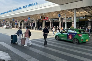 Khó bắt xe taxi ở sân bay Tân Sơn Nhất, người dân phải làm sao?