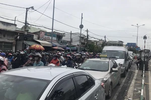 Người dân phải mất 2 giờ đồng hồ mới qua được phà Cát Lái