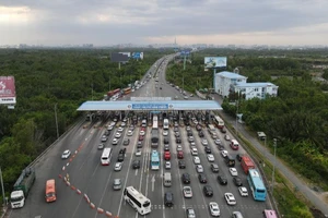 Một trạm thu phí trên cao tốc TP.HCM - Long Thành - Dầu Giây xả trạm