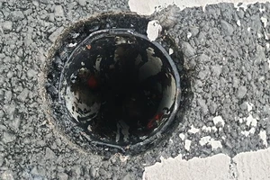 Hàng loạt nắp chắn rác trên cầu Thủ Thiêm 2 bị trộm